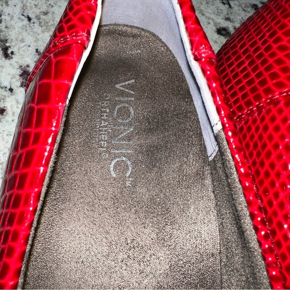 Vionic Women's Red Loafers size 10 never worn - Picture 3 of 8